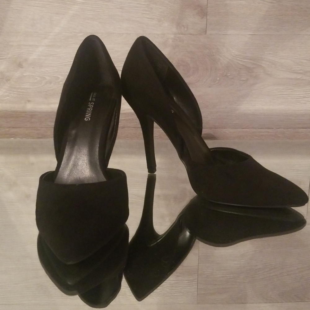 Black pointy toe pumps size 7.5
